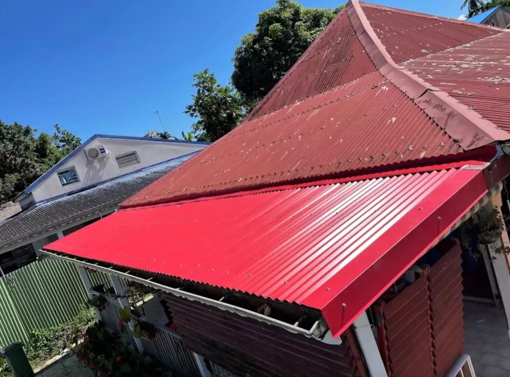 Réparation de tôle de toiture sur Le Moule en Guadeloupe - Couvreur pour  rénovation de toiture à Baie-Mahault - PRO RÉNOVATION 971